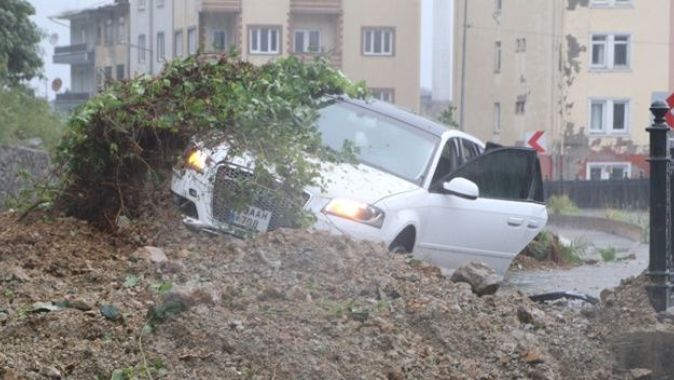 Rize&#039;deki şiddetli yağış sonucu oluşan heyelanda bir araç toprak altında kaldı
