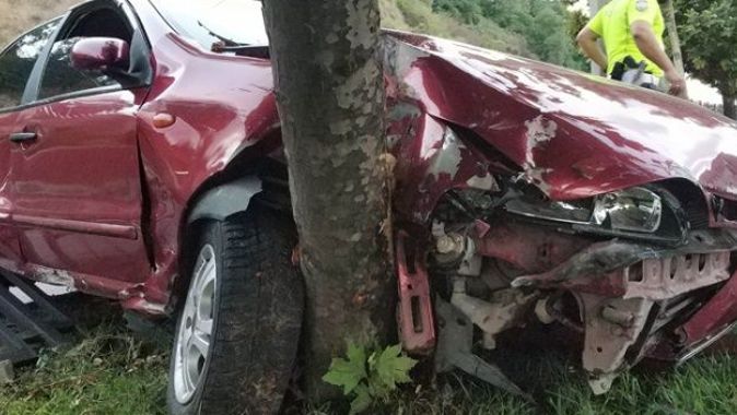 Samsun&#039;da otomobil korkuluklara ve ağaca çarptı: 1 yaralı