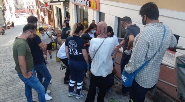 Taksim’de turist kafilesindeki kız çocuğuna araba çarptı