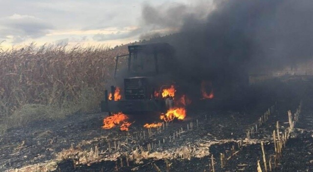 Tarlada mısır hasadında yanan traktör kullanılamaz hale geldi