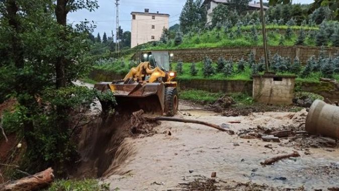 Trabzon&#039;un Of ve Hayrat ilçelerinde sel ve heyelanların ardından yaralar sarılmaya çalışılıyor