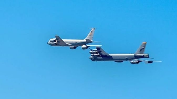 Türk uçaklarından ABD B-52&#039;sine havada destek