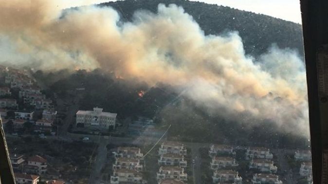 Ünlü tatil merkezi Çeşme&#039;de yangın: Yerleşim yerlerine çok yakın