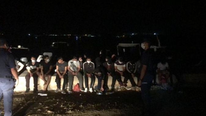 30 düzensiz göçmeni Kıbrıs&#039;a götürmeye çalışan insan taciri tutuklandı
