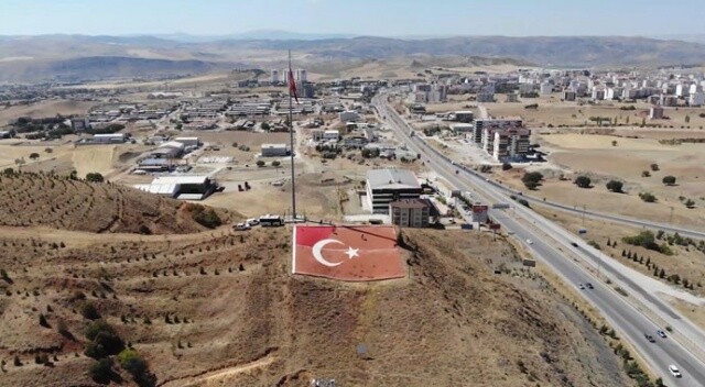 43 ilin geçiş noktasında yer alıyor, 600 metrekarelik Türk bayrağı bakıma alındı