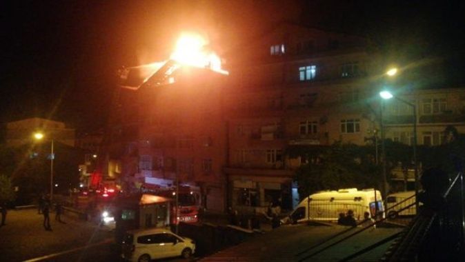 5 katlı binanın çatı katı yandı: 2 kişi dumandan etkilendi