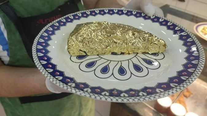 Altın kaplamalı baklava yaptı, dilimini 550 liradan satıyor