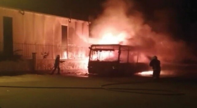Antalya&#039;da park halindeki halk otobüsü alev alev yandı