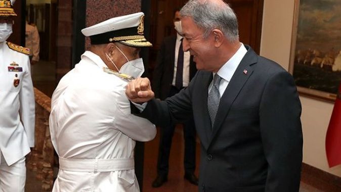 Bakan Akar, Libya Deniz Kuvvetleri Komutanı’nı kabul etti
