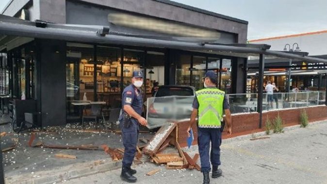 Ehliyetsiz sürücü kahve işletmesinin bahçesine girdi: 2 yaralı