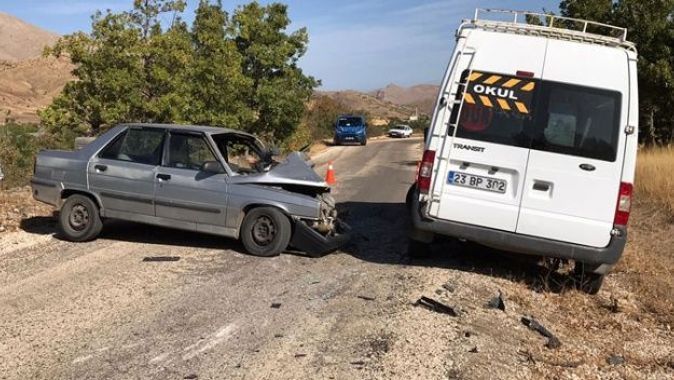 Elazığ&#039;da minibüs ile otomobil çarpıştı: 1’i ağır 6 yaralı