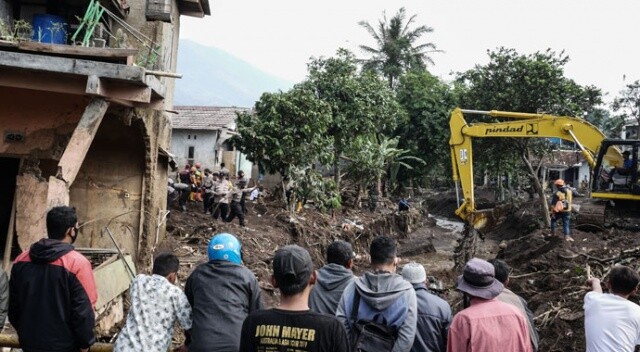Endonezya&#039;da heyelan faciası: 10 ölü