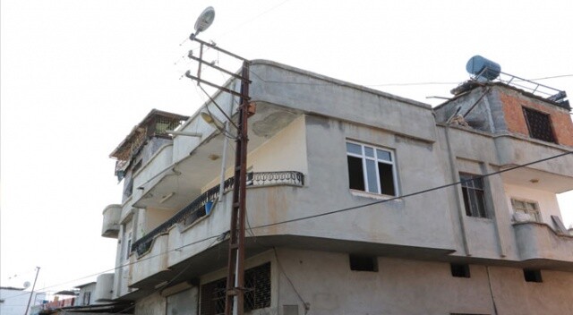 Evine kaçak elektrik çekmek isterken elektrik çarptı, direkte asılı kaldı