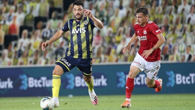 Fenerbahçe&#039;de Tolgay Arslan ile yollar ayrıldı