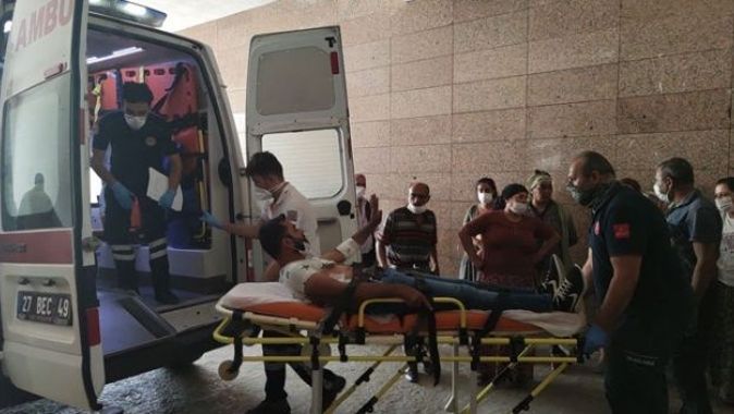 Gaziantep&#039;te kuzenlerin bıçaklı kavgası: 1&#039;i ağır 4 yaralı