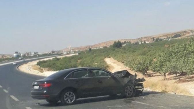 Gaziantep&#039;te lüks otomobil bir araca çarptı: 3 yaralı