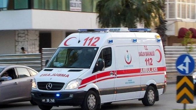 Hasta nakil ambulansı ile otomobil çarpıştı: 4 yaralı