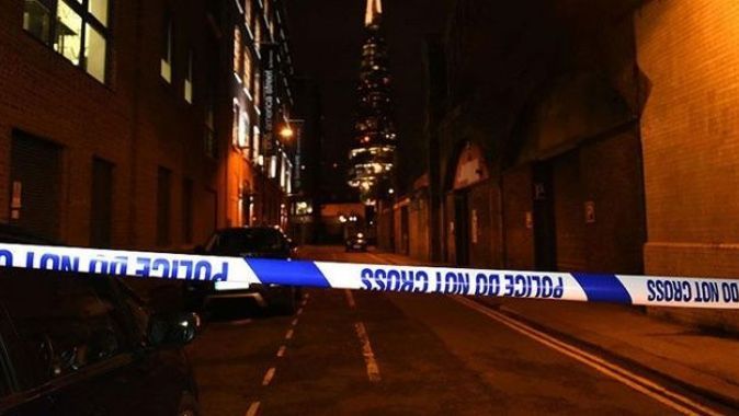 İngiltere&#039;de polis memuru, gözaltına alınan kişi tarafından öldürüldü