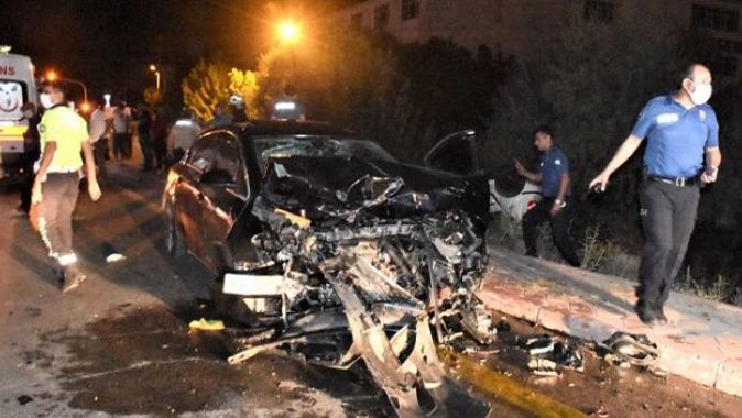 Kırıkkale&#039;de otomobiller kafa kafaya çarpıştı: 5 yaralı