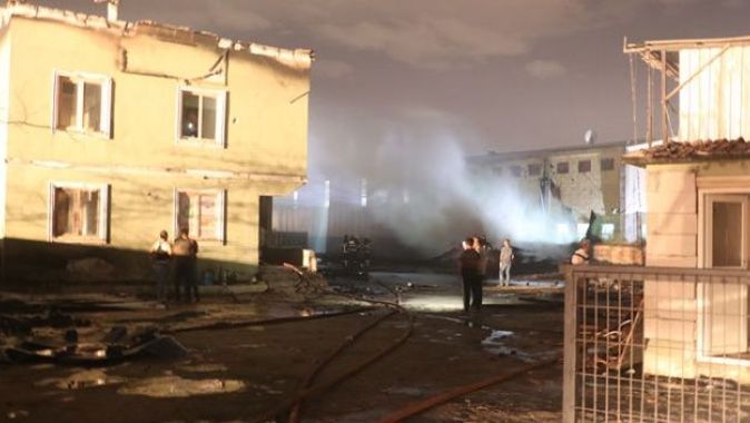Kocaeli&#039;de palet fabrikasında korkutan yangın