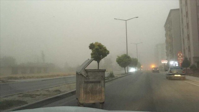 Konya&#039;da oluşan toz bulutu hayatı olumsuz etkiledi