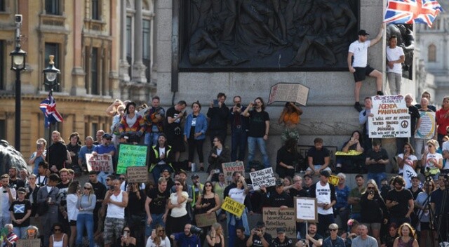 Londra’da karantina karşıtı protesto