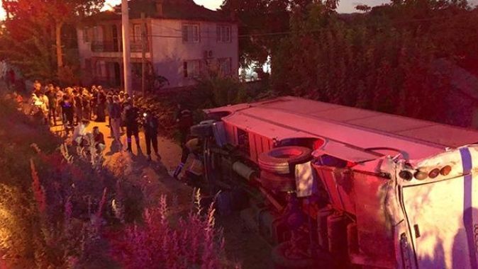 Manisa&#039;da üzüm işçilerini taşıyan minibüs ile tır çarpıştı: 26 yaralı