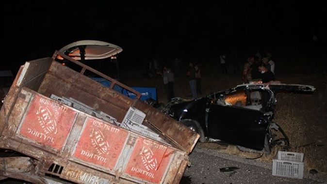 Mardin&#039;de feci kaza! 5 kişi öldü, 2 kişi yaralandı