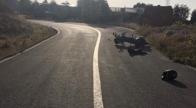 Motosiklet köy yolunda yayaya çarptı: 2 yaralı