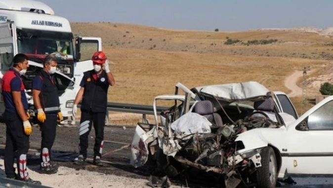Nevşehir&#039;de tır ile otomobil çarpıştı: 2 ölü