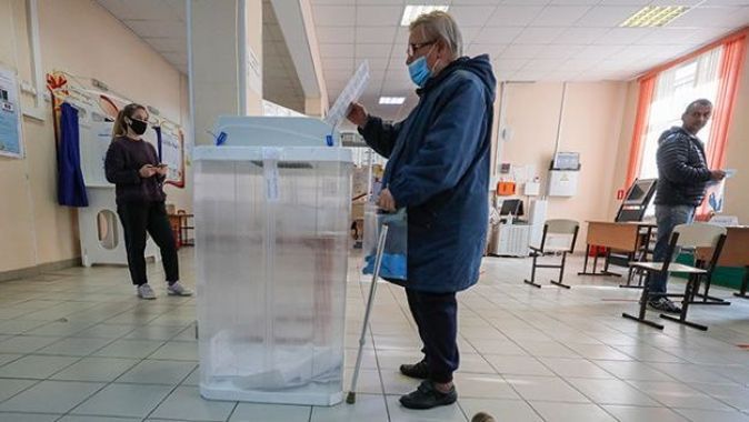 Rusya&#039;da ara seçimler için halk sandık başında
