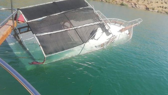 Şanlıurfa&#039;nın Halfeti ilçesinde tur teknesi battı
