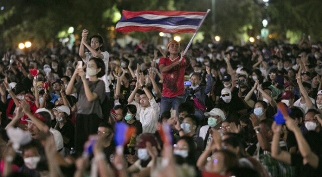Tayland&#039;da monarşiye isyan