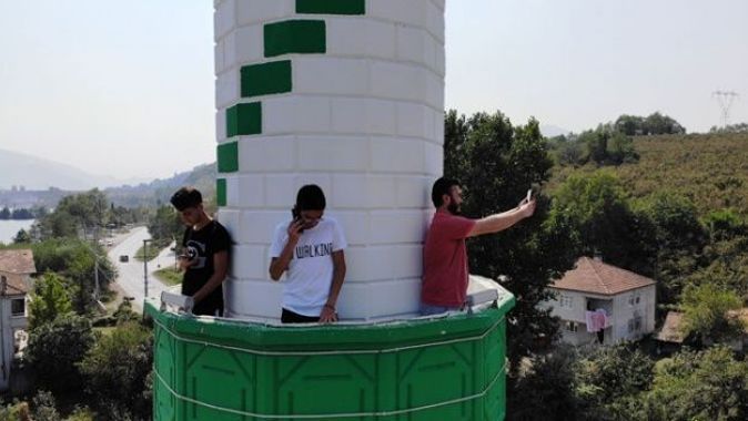 Telefon çekmeyen kırsal mahallede görüşmek için minareye çıkıyorlar