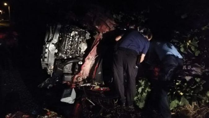 Traktöre arkadan çarpan otomobilde 2 kişi hayatını kaybetti