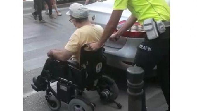 Yaya geçidine park etti, engelli vatandaş geçemedi