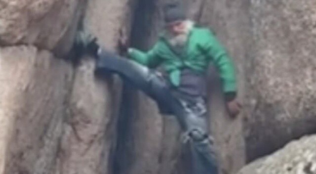 70 yaşındaki Rus dağcı kayalardan baş aşağı indi