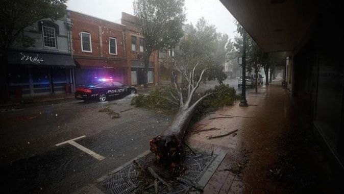 ABD&#039;de etkisini sürdüren Delta Kasırgası yüz binlerce kişiyi elektriksiz bıraktı