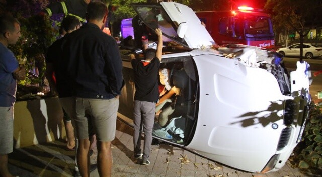 Adana&#039;da otomobil devrildi, araçta sıkışan sürücü zor kurtarıldı