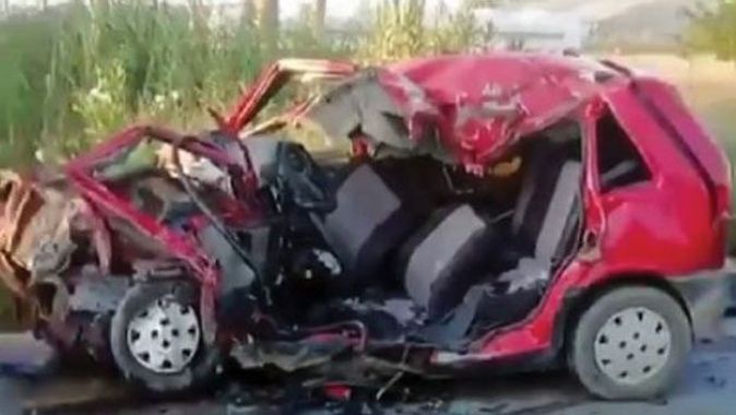Antalya&#039;da tur midibüsüyle otomobil çarpıştı: 1 ölü, 2 yaralı