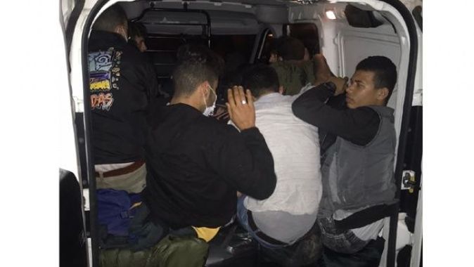 Beş kişilik araçtan 15 göçmen çıktı