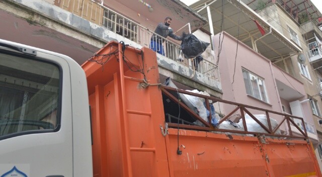 Bursa&#039;da, 3 katlı bir evden 6 ton çöp çıkarıldı