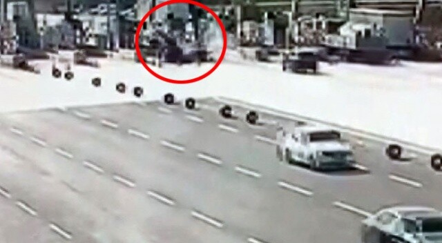 Bursa-İzmir otoyolunda bir araç gişelere saplandı: 3&#039;ü ağır 4 yaralı