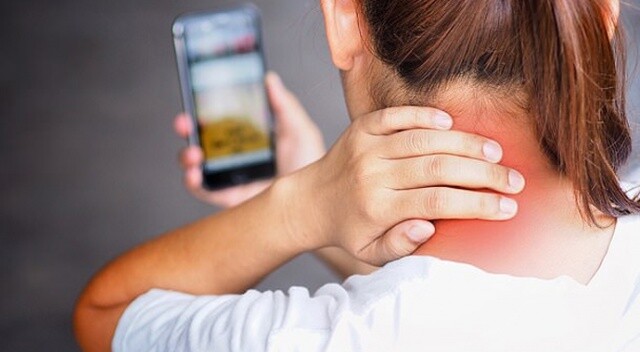 Cep telefonunun etkisi:Kadınların yüzde 30’u boyun ağrısı çekiyor