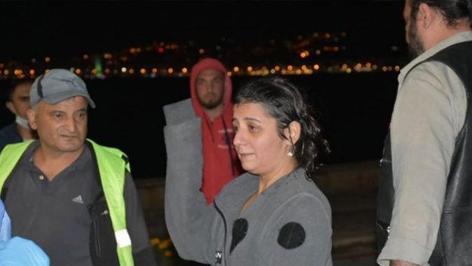 Denizde boğulma tehlikesi geçiren kadını polis zor kurtardı