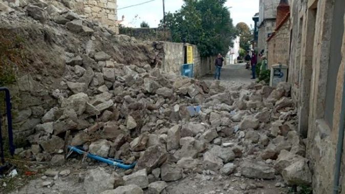 Deprem Çeşme&#039;deki bazı binaların duvarlarını yıktı