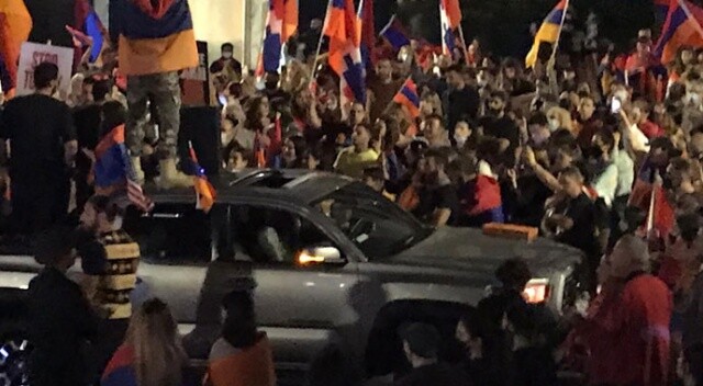 Ermeni göstericiler Los Angeles’da yolu kapatıp gösteri yaptı
