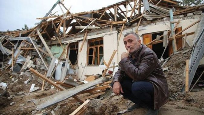 Ermenistan&#039;ın füze saldırısında evine füze isabet etti! Ailesini elleriyle kazıyarak kurtardı