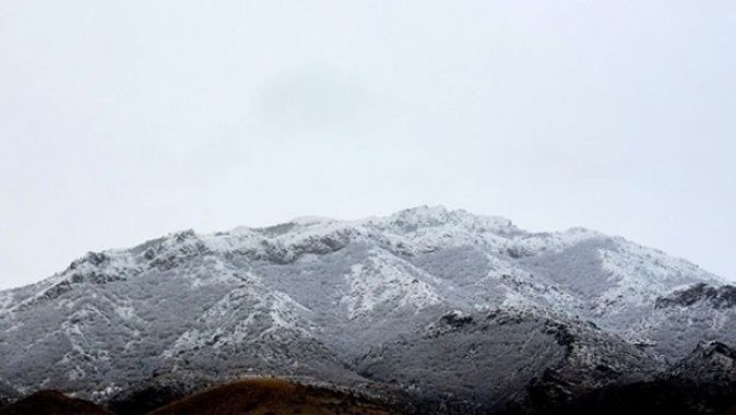 Erzincan&#039;da dağların zirvesine kar yağdı