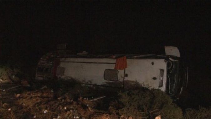 Eskişehir&#039;de yolcu otobüsü devrildi, facianın eşiğinden dönüldü